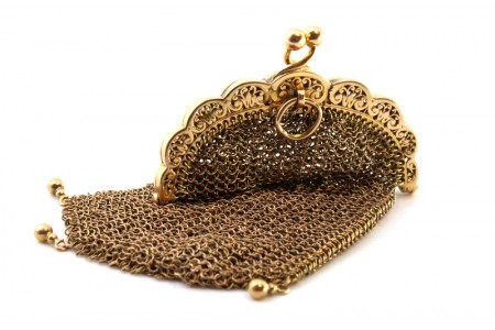 Porta moedas em malha de ouro com quatro pingentes em forma de bolas
